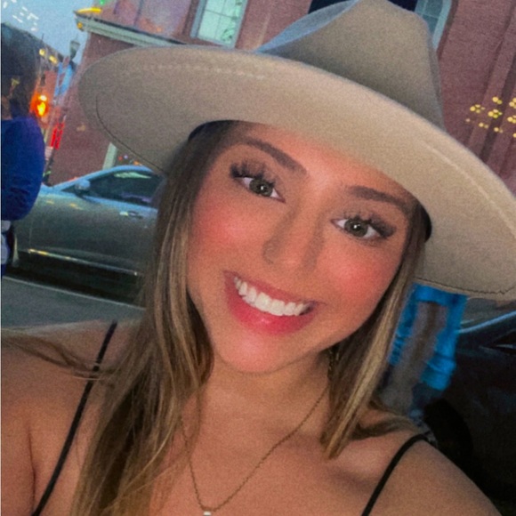 Meet your Posher, Taylor - Picture 1 of 1